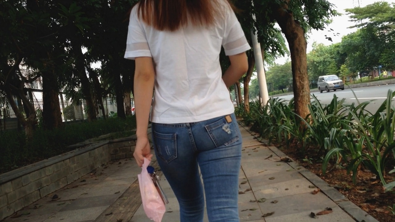 圆润翘臀牛仔裤美眉[348M]