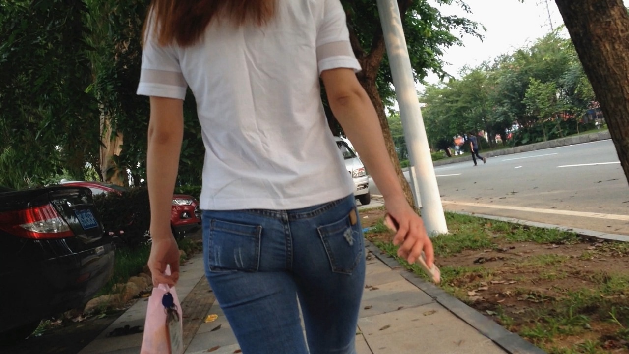 圆润翘臀牛仔裤美眉[348M]