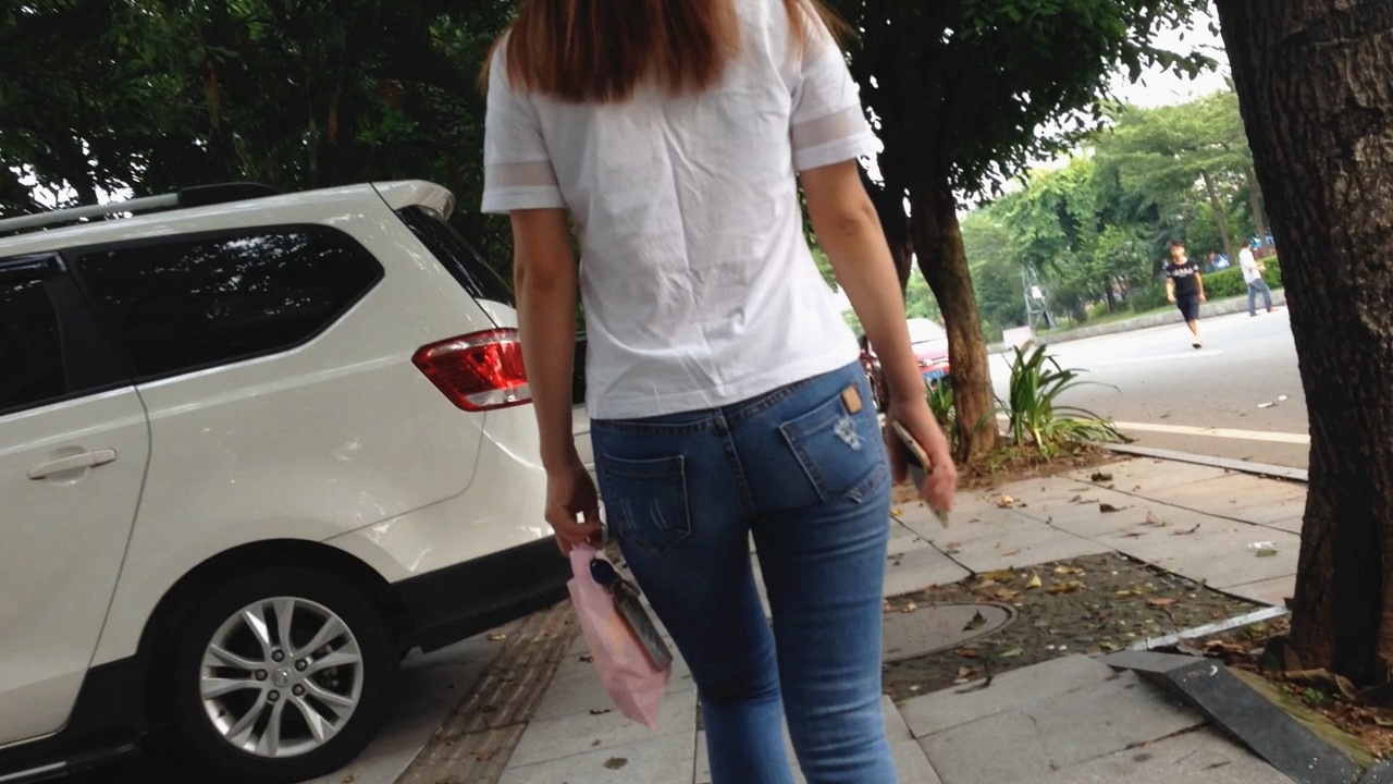 圆润翘臀牛仔裤美眉[348M]