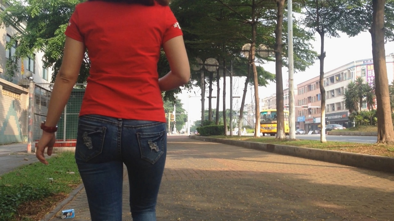 红色上衣紧身牛仔裤美眉[521M]