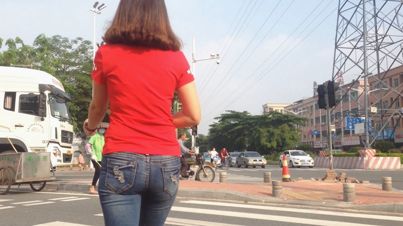 红色上衣紧身牛仔裤美眉[521M]