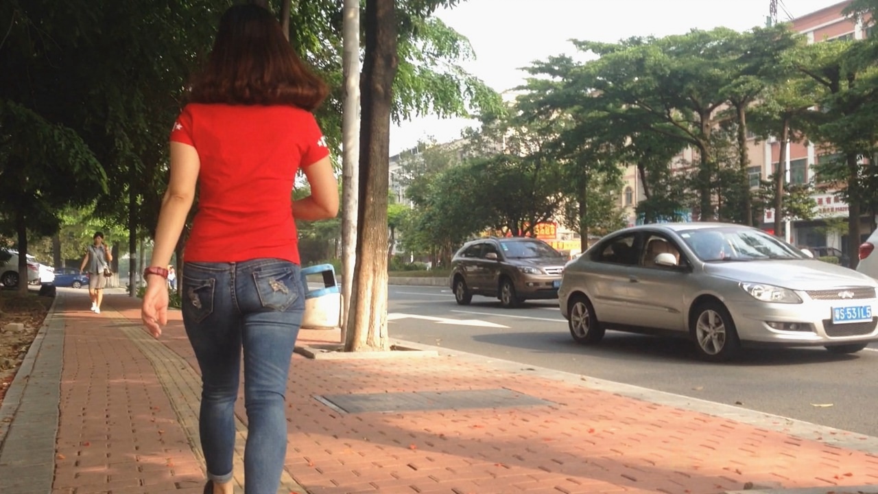 红色上衣紧身牛仔裤美眉[521M]