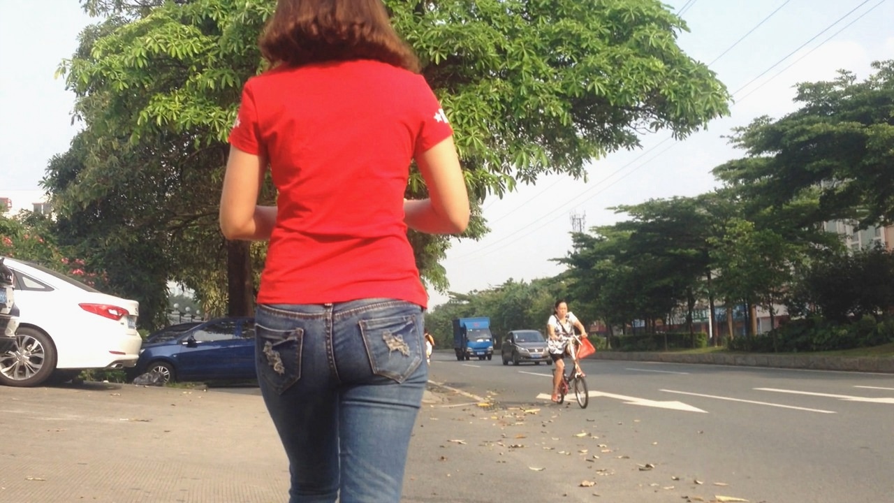 红色上衣紧身牛仔裤美眉[521M]