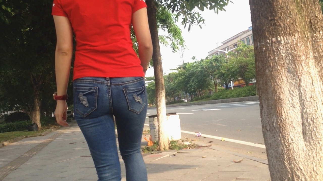 红色上衣紧身牛仔裤美眉[521M]