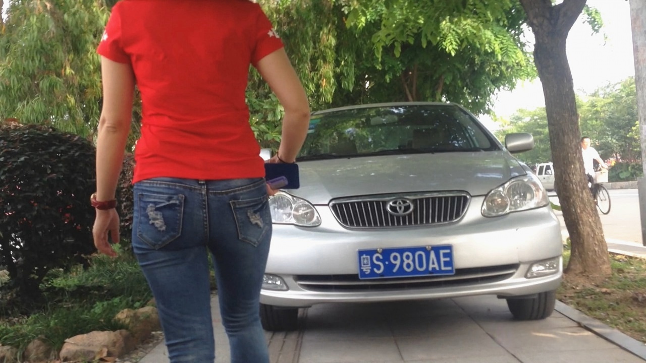 红色上衣紧身牛仔裤美眉[521M]