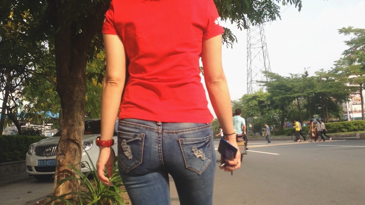 红色上衣紧身牛仔裤美眉[521M]