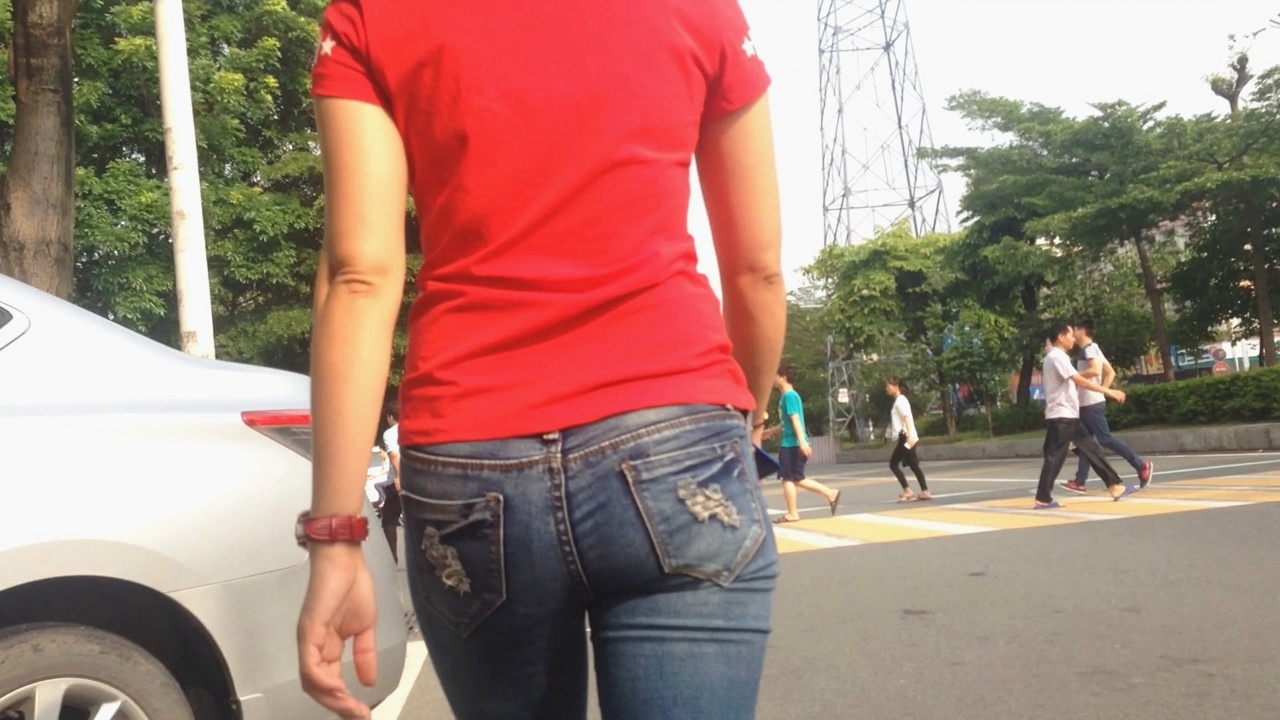 红色上衣紧身牛仔裤美眉[521M]