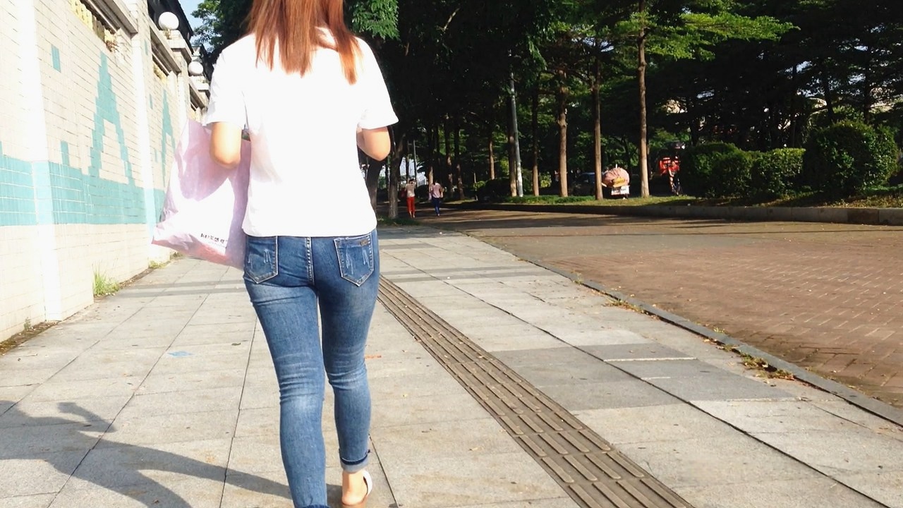 紧身牛仔裤翘臀美眉[815M]