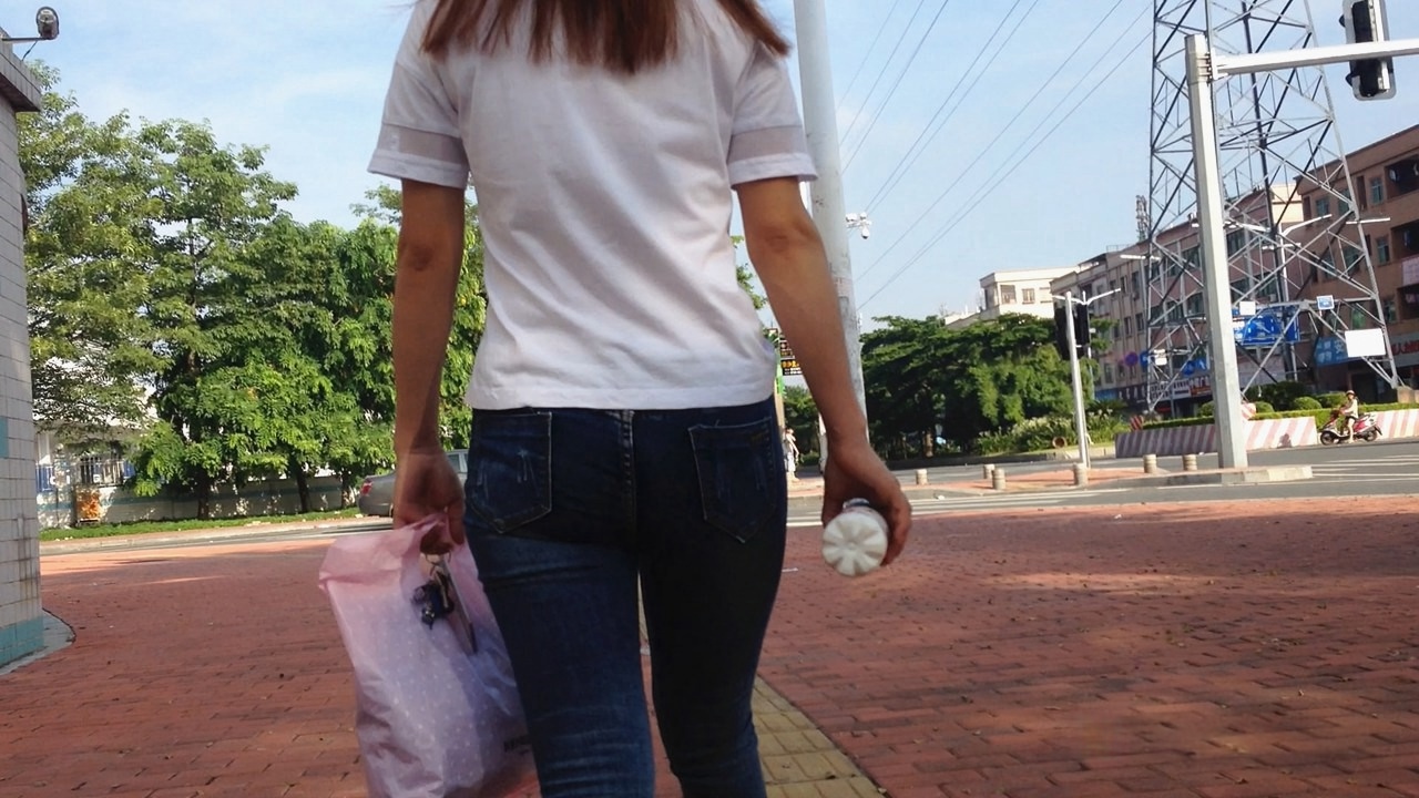 紧身牛仔裤翘臀美眉[815M]