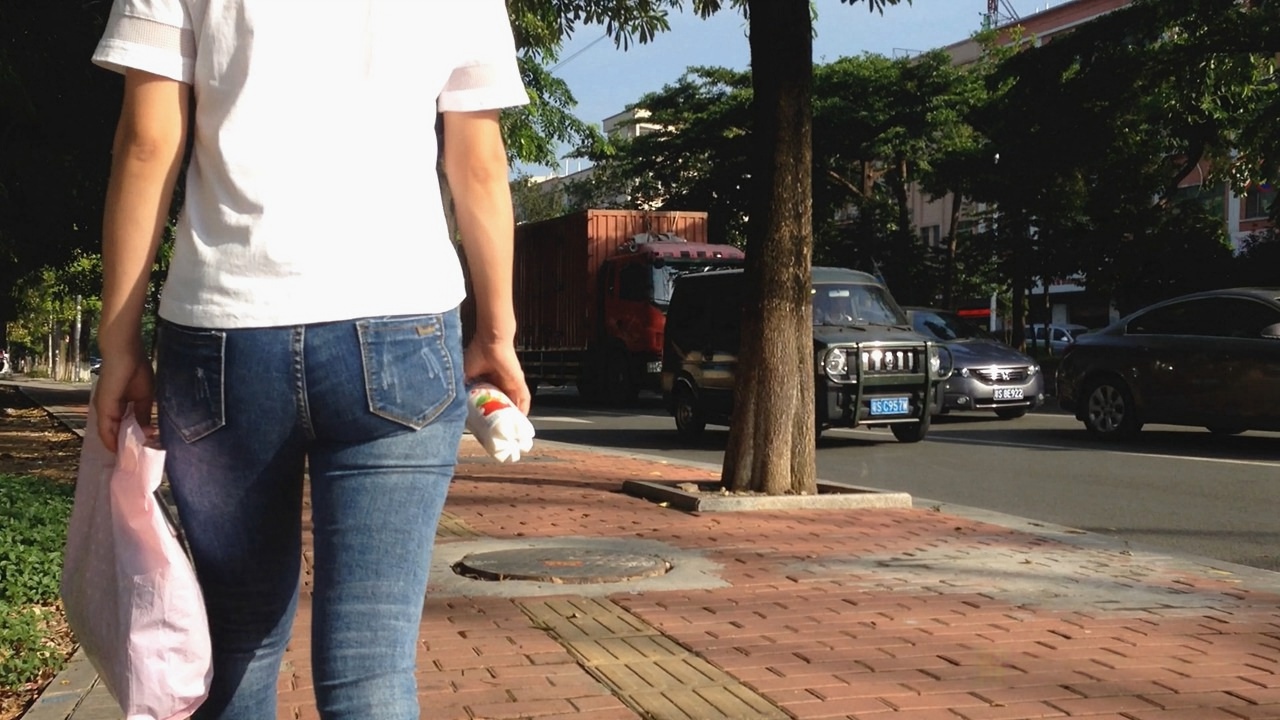 紧身牛仔裤翘臀美眉[815M]