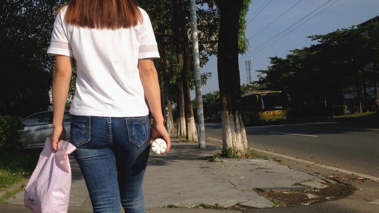 紧身牛仔裤翘臀美眉[815M]