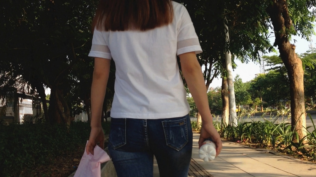 紧身牛仔裤翘臀美眉[815M]