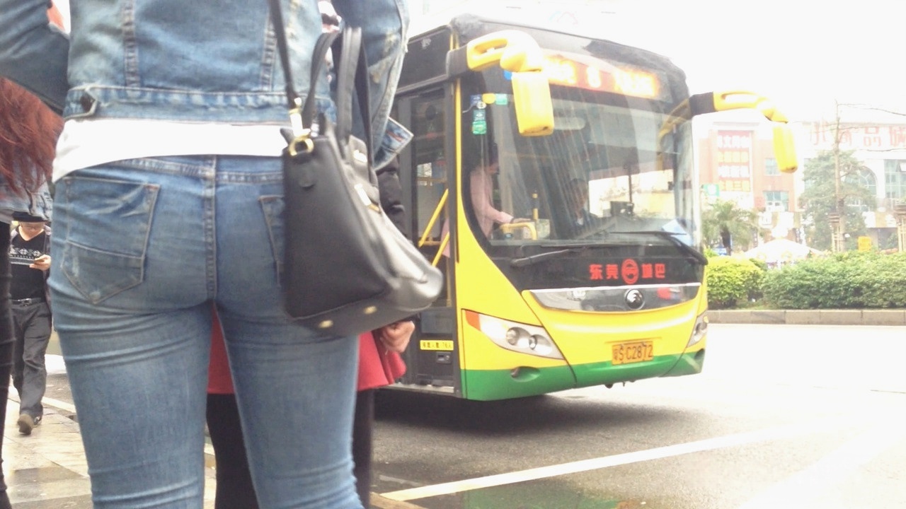 紧身牛仔翘臀美眉在等车[463M]