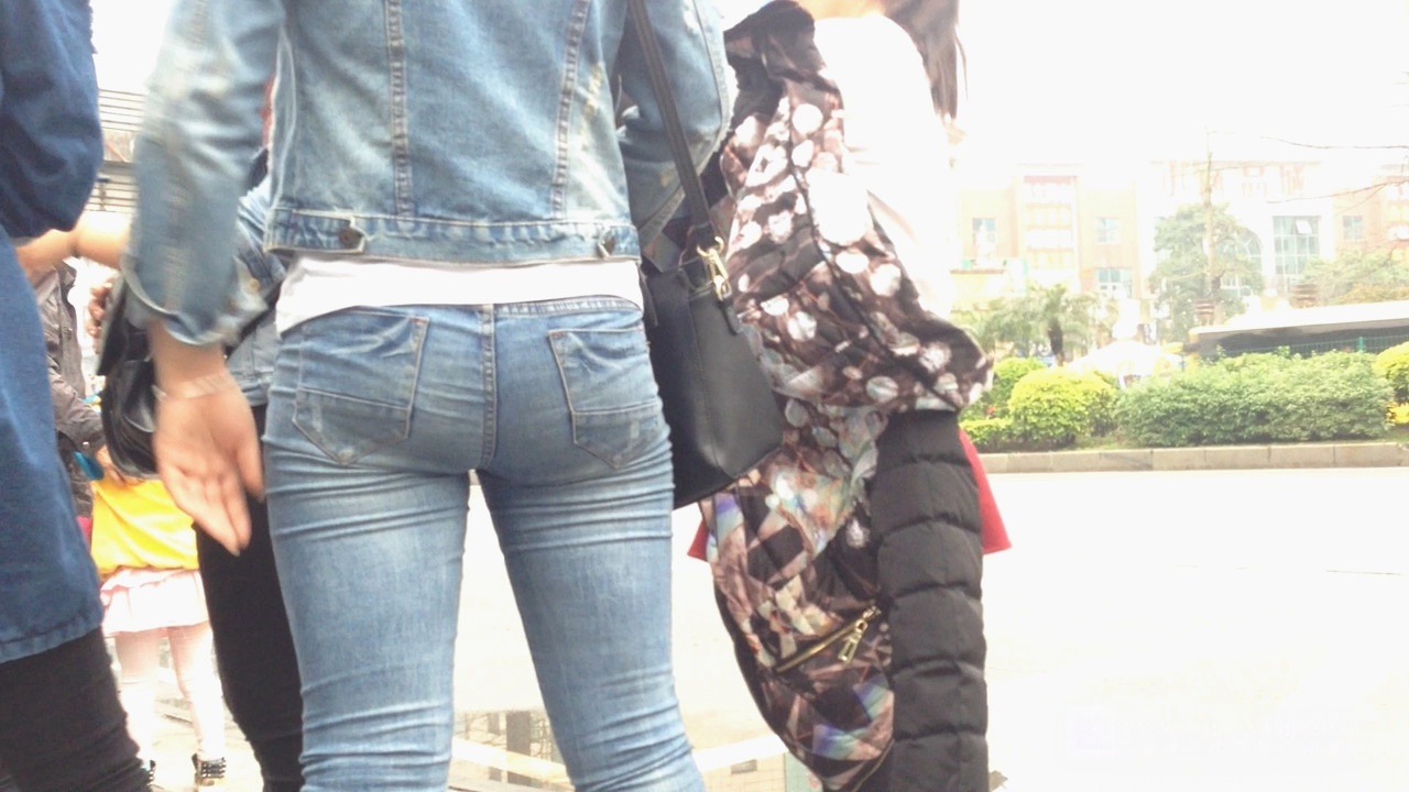 紧身牛仔翘臀美眉在等车[463M]