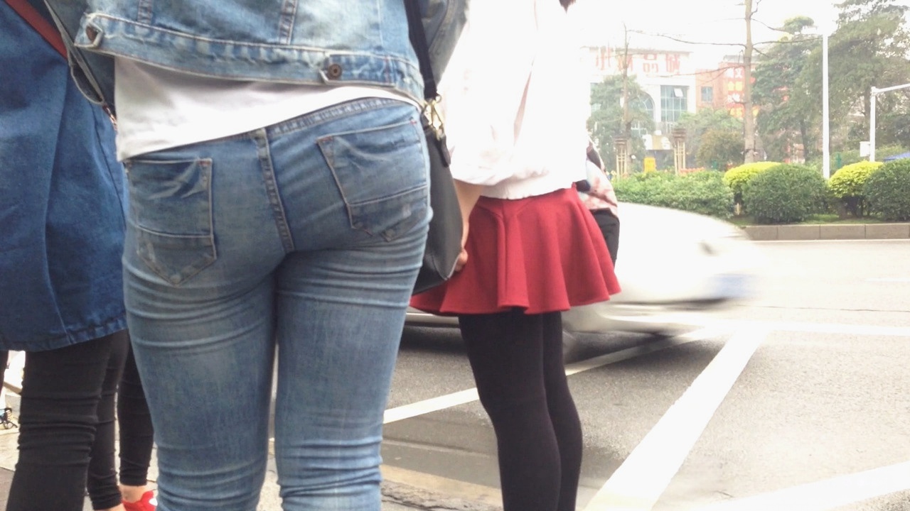 紧身牛仔翘臀美眉在等车[463M]