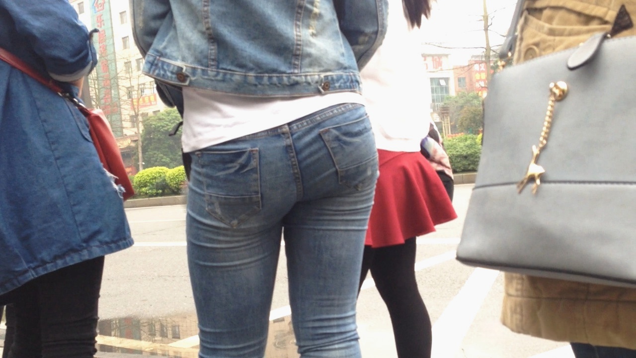 紧身牛仔翘臀美眉在等车[463M]