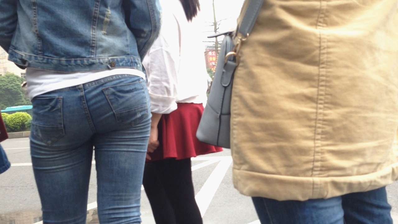 紧身牛仔翘臀美眉在等车[463M]