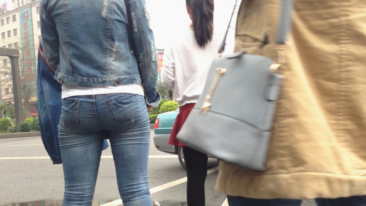 紧身牛仔翘臀美眉在等车[463M]