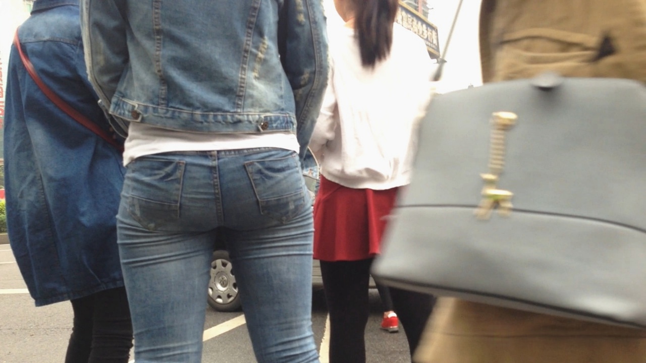 紧身牛仔翘臀美眉在等车[463M]