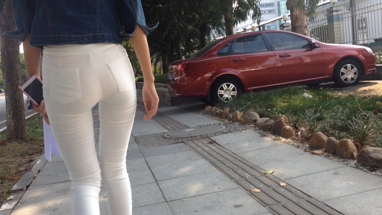 一路拍摄白色紧身裤翘屯美眉MM006[637M]