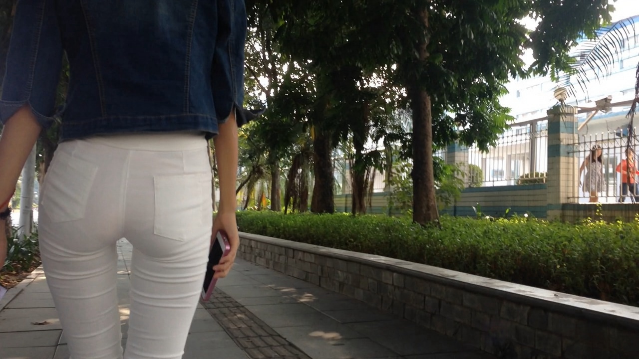 一路拍摄白色紧身裤翘屯美眉MM006[637M]