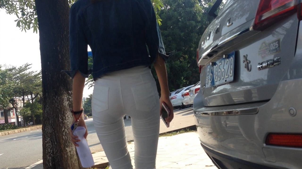 一路拍摄白色紧身裤翘屯美眉MM006[637M]