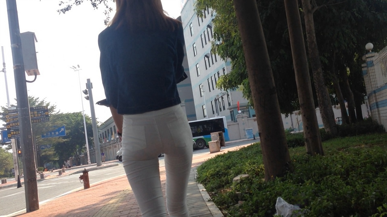 一路拍摄白色紧身裤翘屯美眉MM006[637M]