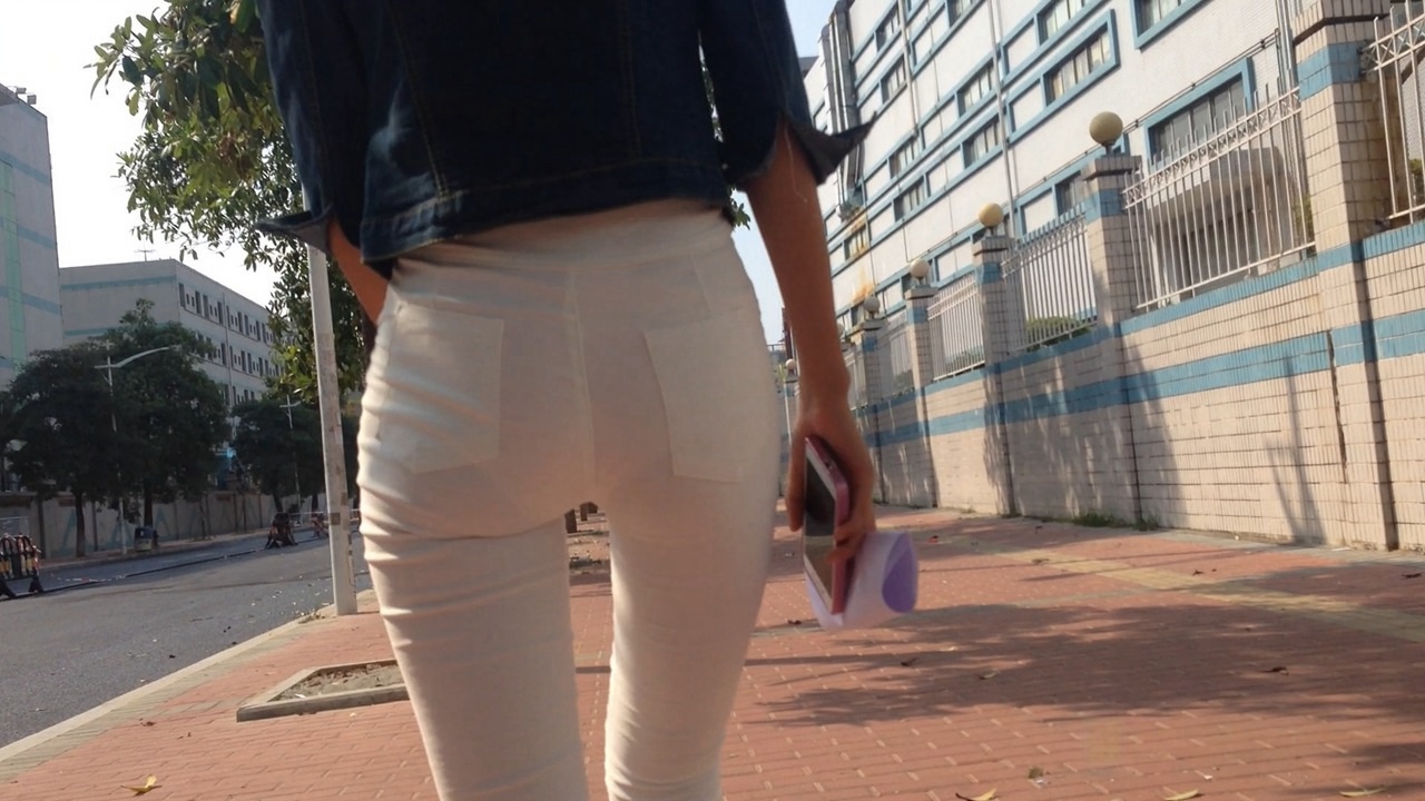 一路拍摄白色紧身裤翘屯美眉MM006[637M]