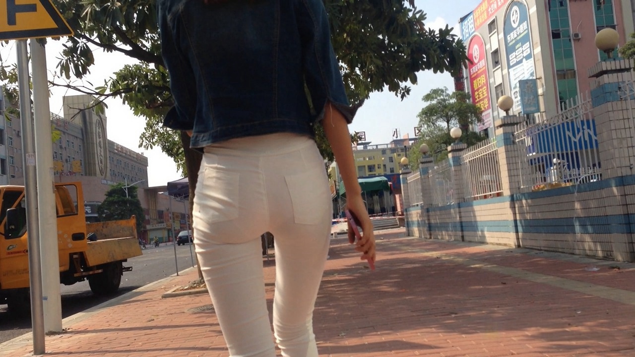 一路拍摄白色紧身裤翘屯美眉MM006[637M]