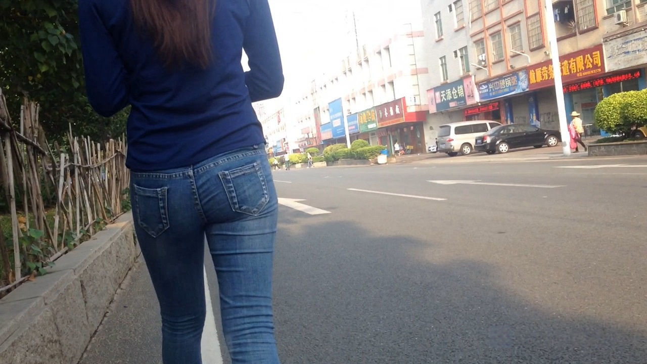 一路拍摄蓝色牛仔裤翘屯[182M]