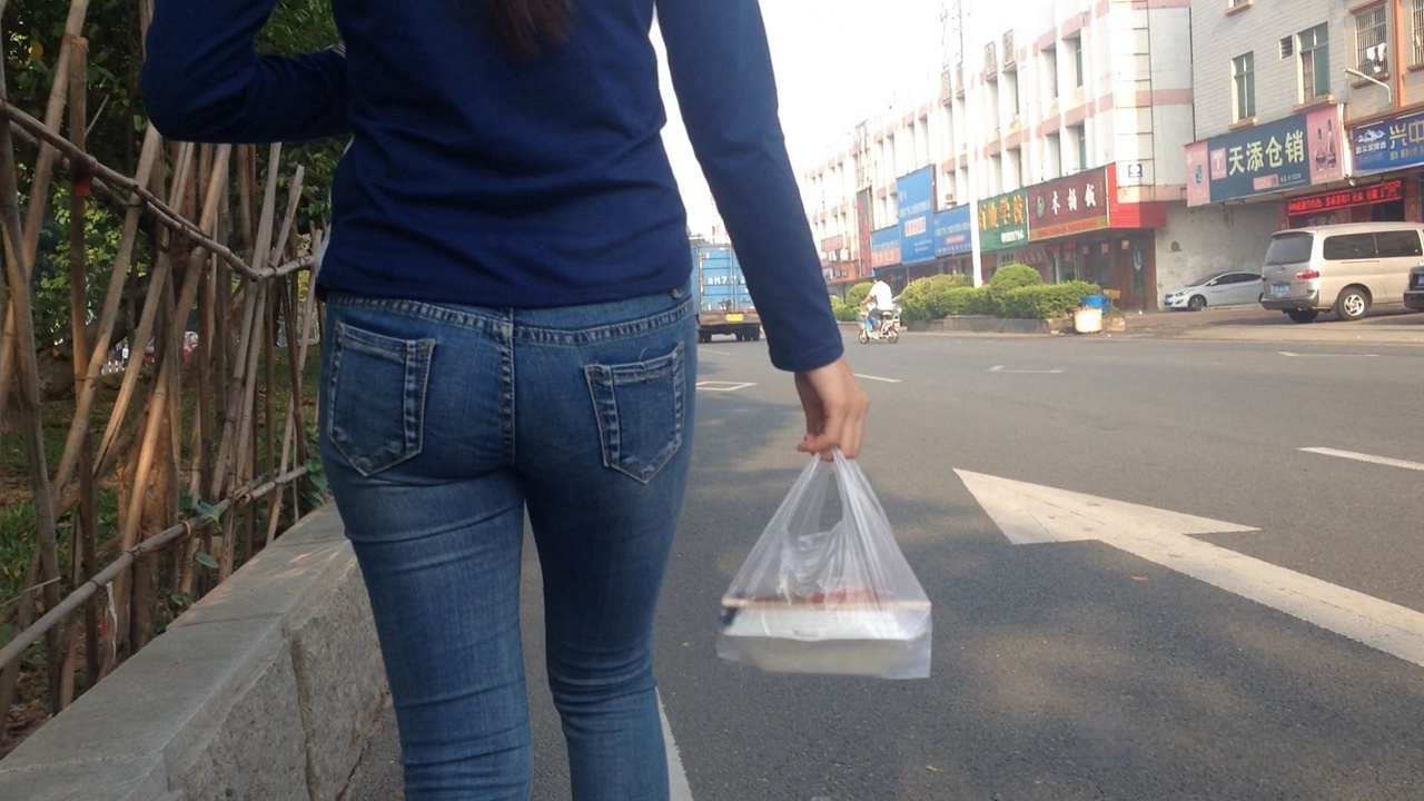 一路拍摄蓝色牛仔裤翘屯[182M]