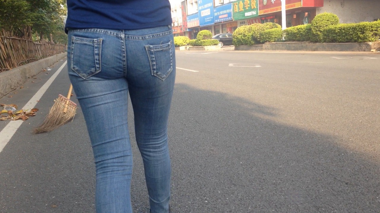 一路拍摄蓝色牛仔裤翘屯[182M]