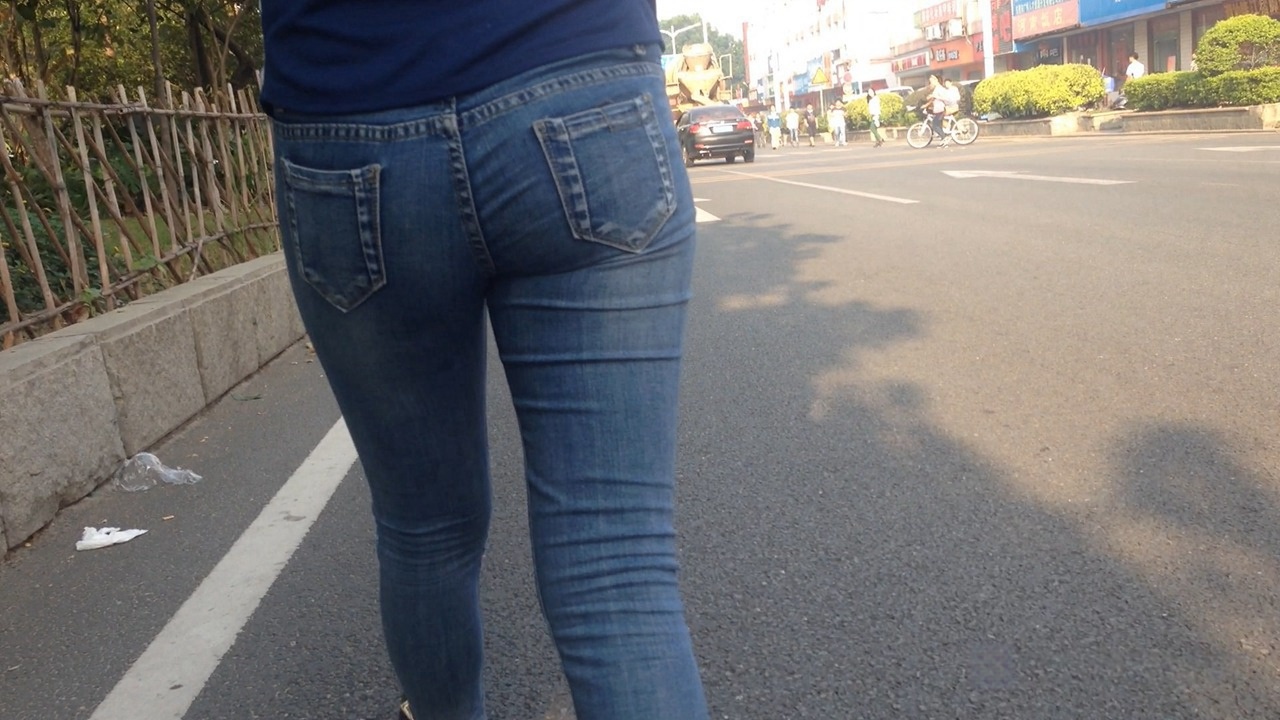 一路拍摄蓝色牛仔裤翘屯[182M]