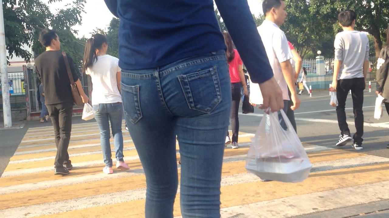 一路拍摄蓝色牛仔裤翘屯[182M]