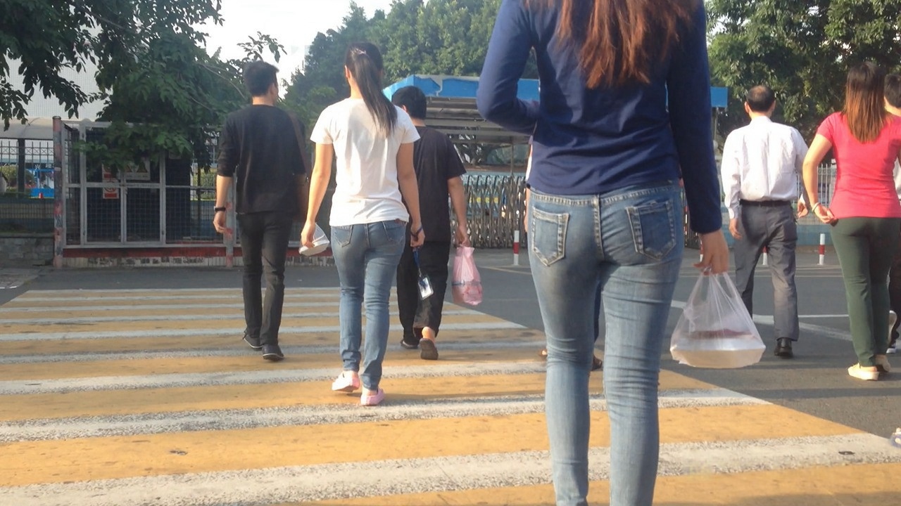 一路拍摄蓝色牛仔裤翘屯[182M]