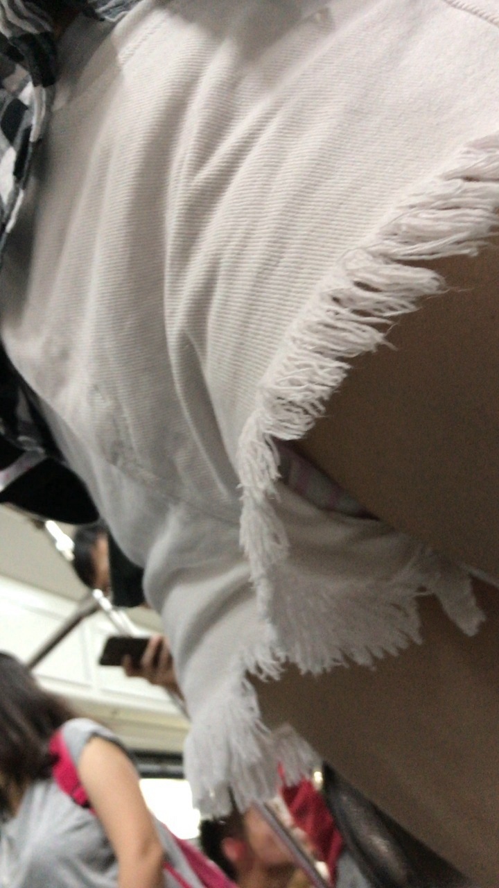 地铁上的白色牛仔热裤美眉[3.26G]