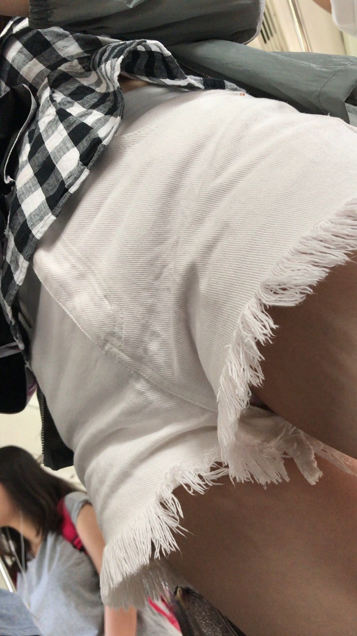 地铁上的白色牛仔热裤美眉[3.26G]