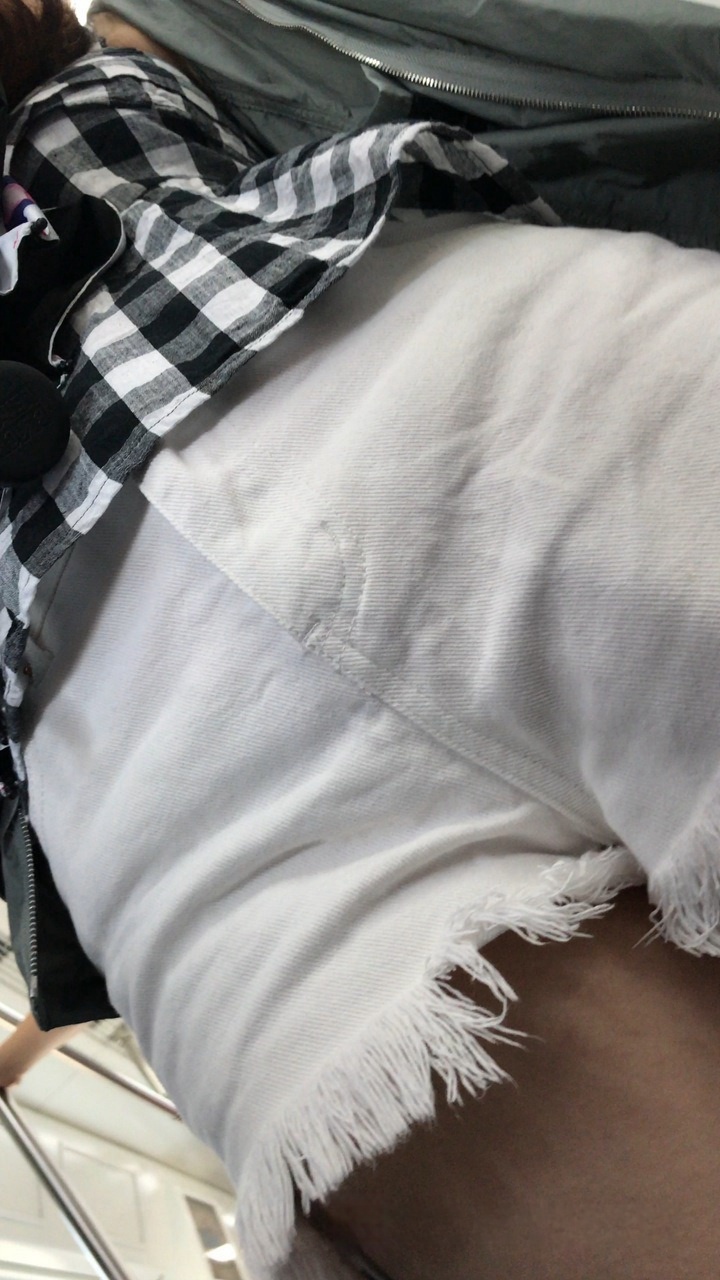 地铁上的白色牛仔热裤美眉[3.26G]