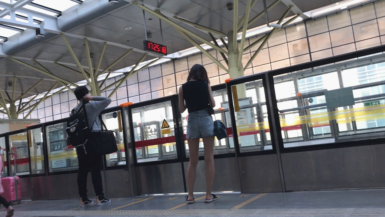 4K-等地铁的牛仔热裤高挑美眉，有亮点[2.42G]