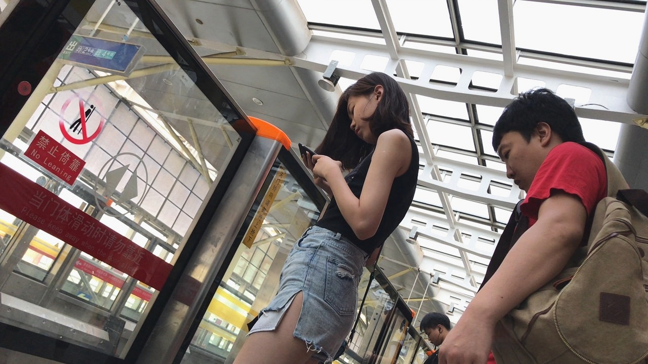 4K-等地铁的牛仔热裤高挑美眉，有亮点[2.42G]