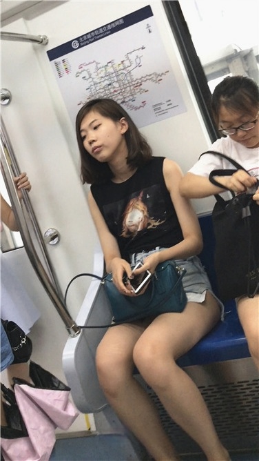 4K-等地铁的牛仔热裤高挑美眉，有亮点[2.42G]