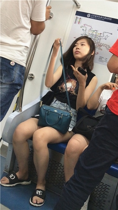 4K-等地铁的牛仔热裤高挑美眉，有亮点[2.42G]