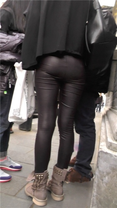 贴身健美裤饱满前三角美女【MP4/1GB】