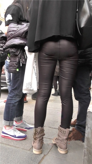 贴身健美裤饱满前三角美女【MP4/1GB】