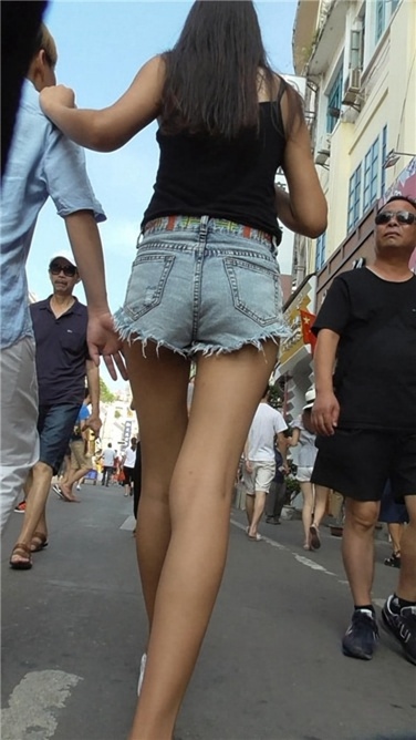 来看一双女神长腿[MP4/525MB]