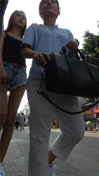 来看一双女神长腿[MP4/525MB]