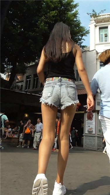 来看一双女神长腿[MP4/525MB]