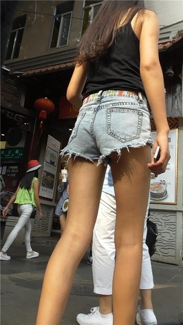 来看一双女神长腿[MP4/525MB]