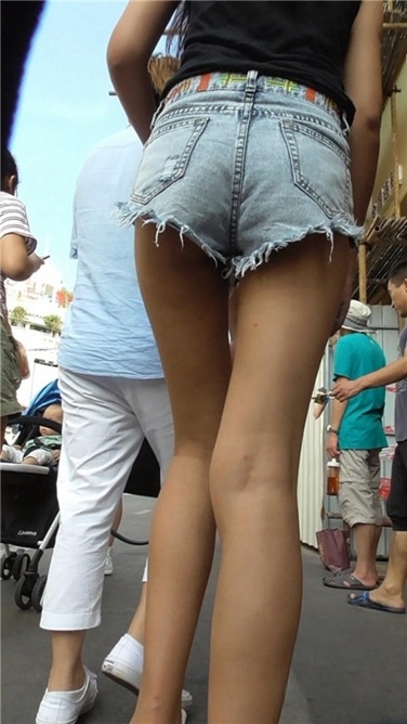 来看一双女神长腿[MP4/525MB]