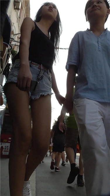 来看一双女神长腿[MP4/525MB]